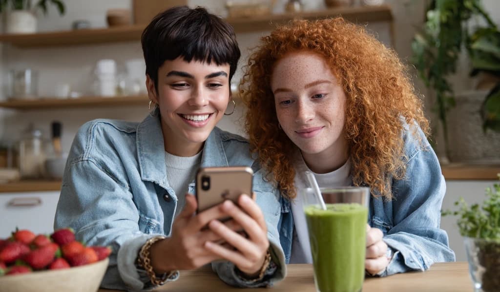 Zwei Freundinnen freuen sich über gebuchten Parkplatz direkt vorm Kino mit Peuka App